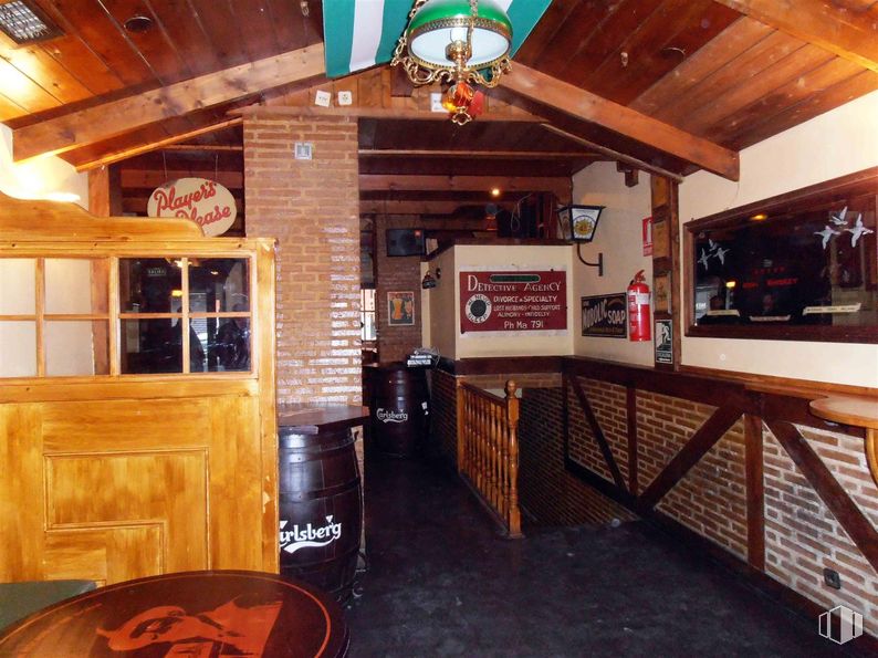 Local en alquiler en Zona Chamberí, Chamberí, Madrid, 28010 con lámpara, alumbrado, madera, techo, tinte para madera, madera dura, logotipo, restaurante, barniz y pub alrededor