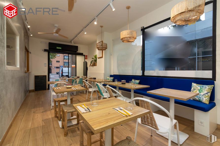 Retail for rent at Calle de Juan de Mariana, Arganzuela, Madrid, 28045 with chair, lighting, light fixture, table, ceiling fan, food, restaurant, kitchen utensil, dishware and plate around