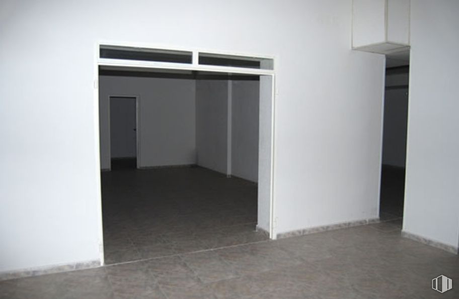 Retail for sale at Calle de los Plátanos, 2, Arévalo, Ávila, 05200 with flooring, floor, rectangle, fixture, wood, composite material, concrete, ceiling, room and event around