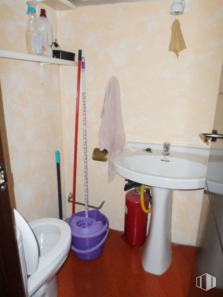 Retail for sale & for rent at Cuesta San Francisco, 15, Las Rozas de Madrid, Madrid, 28230 with sink, bottle, container, plumbing fixture, property, blue, purple, bathroom, bathroom sink and building around