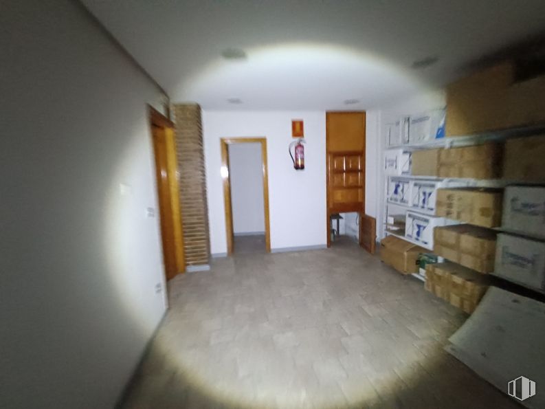 Oficina en venta en Calle Nueva, Toledo, 45001 con madera, casa, accesorio, edificio, suelos, puerta, madera dura, techo, marco y estante alrededor