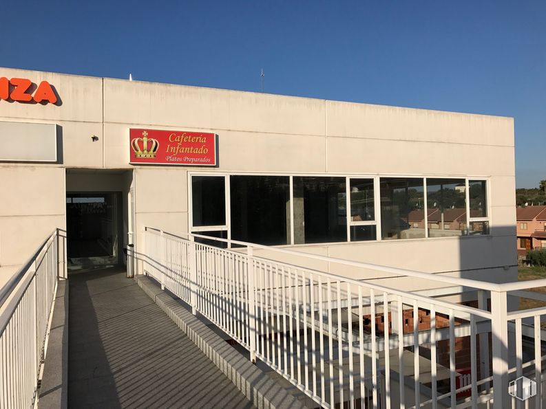 Retail for rent at Avenida Plaza de Toros, 2, Valdemorillo, Madrid, 28210 with building, sky, door, fence, real estate, facade, commercial building, shade, city and landscape around