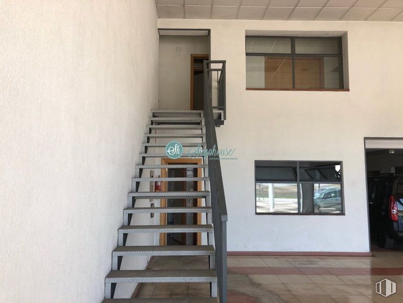 Nave en venta en Polígono industrial Cantalejo, Cantalejo, Segovia, 40320 con ventana, accesorio, escaleras, madera, material compuesto, rectángulo, fachada, simetría, pasamano y vidrio alrededor