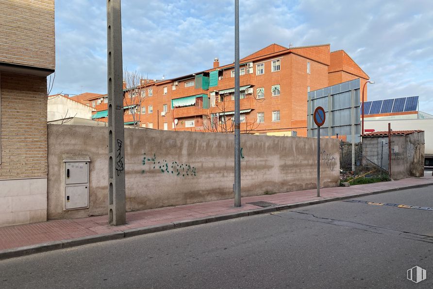 Land for sale at Calle Estrella, 39, Ciempozuelos, Madrid, 28350 with building, door, sky, cloud, road surface, window, asphalt, land lot, fixture and urban design around