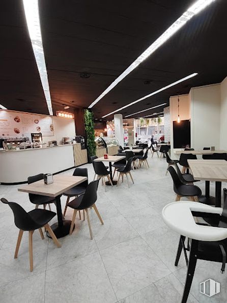 Retail for rent at Paseo Delicias, 68, Arganzuela, Madrid, 28045 with chair, kitchen & dining room table, table, furniture, interior design, flooring, floor, restaurant, ceiling and cafeteria around