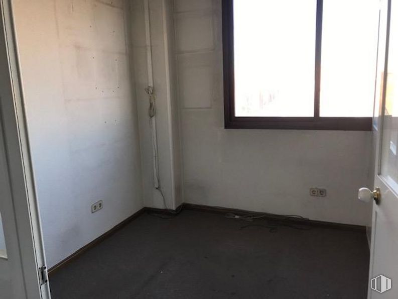 Office for sale at Zona Puente Alcocer, Villaverde, Madrid, 28041 with window, fixture, wood, floor, flooring, hardwood, ceiling, glass, house and sash window around