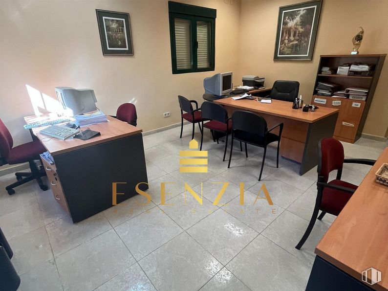 Oficina en alquiler en Zona centro, Villanueva del Pardillo, Madrid, 28229 con marco, silla, escritorio, mesa, mueble, silla de oficina, escritorio del ordenador, interiorismo, suelos y suelo alrededor