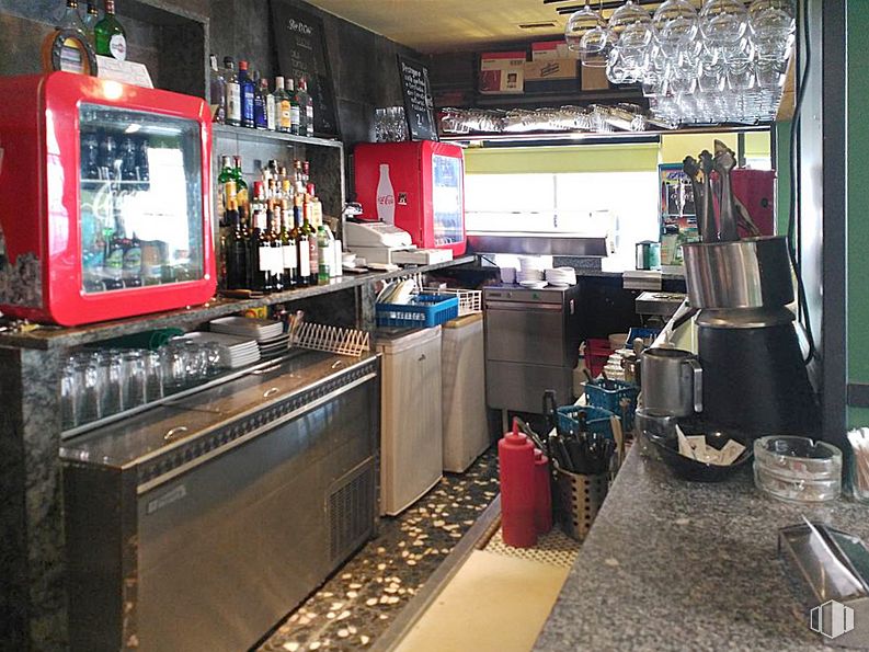 Retail for sale & for rent at Zona de la Encarnación, Ávila, 05005 with packaged goods, microwave oven, lighting, television, cabinetry, countertop, home appliance, kitchen, kitchen appliance and interior design around