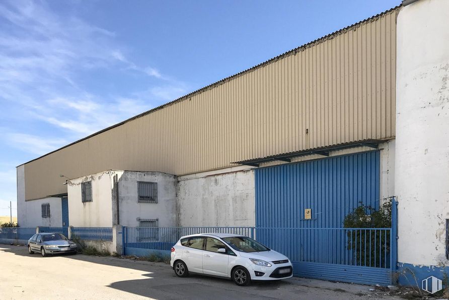 Nave en venta en Zona Parla Norte, Parla, Madrid, 28980 con coche, edificio, luz de estacionamiento, rueda, neumático, cielo, vehículo, propiedad, neumático de automoción y nube alrededor