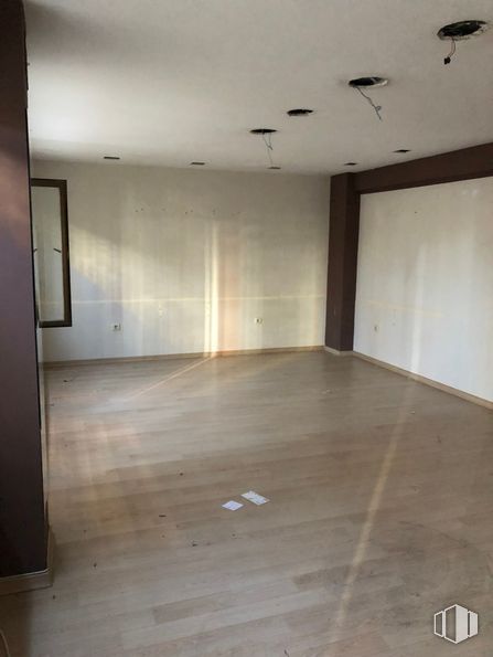 Local en alquiler en Barrio del Pilar, Fuencarral - El Pardo, Madrid, 28029 con madera, pasillo, piso, pavimentos, accesorio, madera, techo, tinte para madera, madera contrachapada y hormigón alrededor