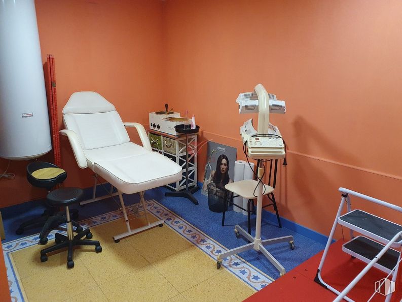 Retail for sale at Avenida Reyes Católicos, Cuenca, 16003 with chair, person, stool, medical equipment, flooring, musical instrument, service, armrest, machine and comfort around