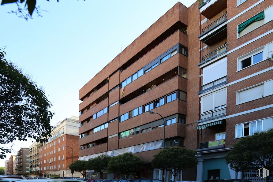 Local en alquiler en Calle Cochabamba, Chamartín, Madrid, 28016 con edificio, ventana, cielo, propiedad, bloque de pisos, diseño urbano, condominio, árbol, rueda y barrio alrededor