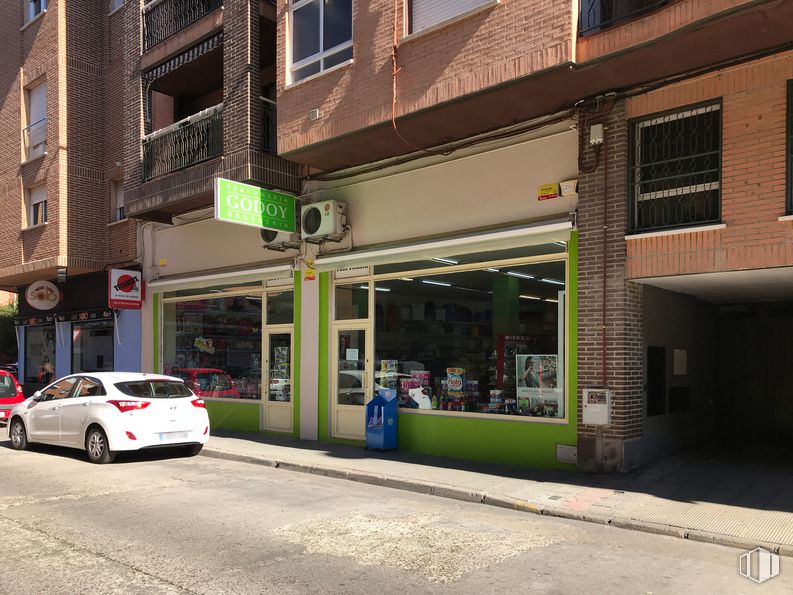 Retail for sale & for rent at Calle Cardenal Gil Albornoz, 18, Talavera de la Reina, Toledo, 45600 with car, window, building, automotive parking light, land vehicle, tire, vehicle, property, wheel and automotive lighting around