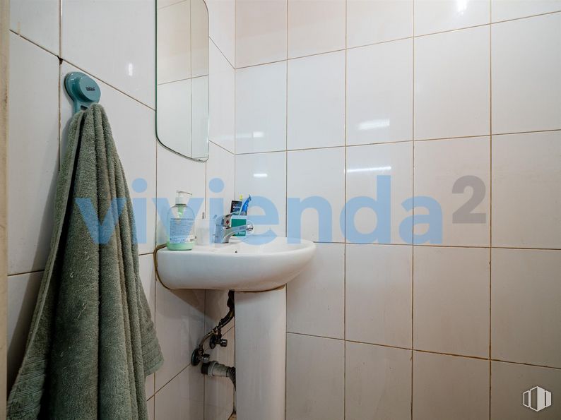 Local en venta en Calle Sandalio López, Fuencarral - El Pardo, Madrid, 28034 con fregadero, grifo, accesorios de fontanería, lavabo, cuarto de baño, morado, fluido, suelo, fontanería y línea alrededor