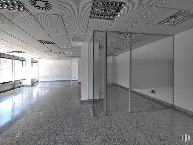 Oficina en alquiler en Calle Pollensa, Las Rozas de Madrid, Madrid, 28230 con accesorio, interiorismo, suelos, vidrio, hall, techo, espacio, material compuesto, monocromo y arte alrededor