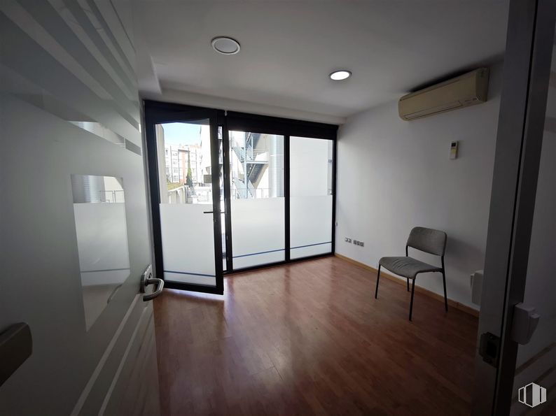 Office for sale at Calle Cronos, San Blas - Canillejas, Madrid, 28037 with chair, floor, flooring, apartment, interior design, room, glass, condominium, wood flooring and hardwood around