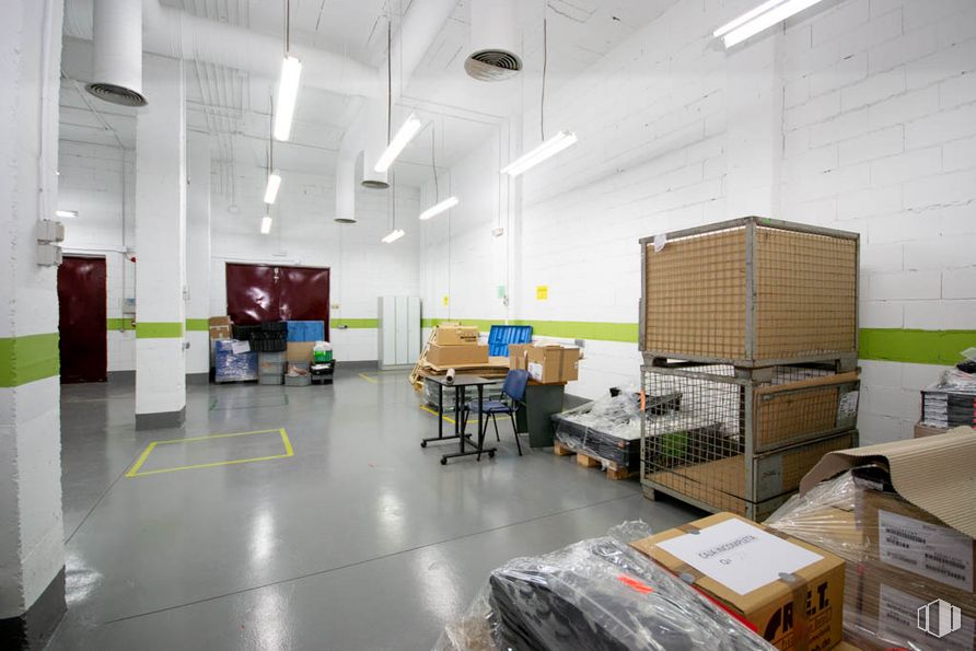 Industrial for sale at Calle Albasanz, 14 B, San Blas - Canillejas, Madrid, 28037 with packaged goods, lighting, box, interior design, floor, flooring, table, couch, event and space around