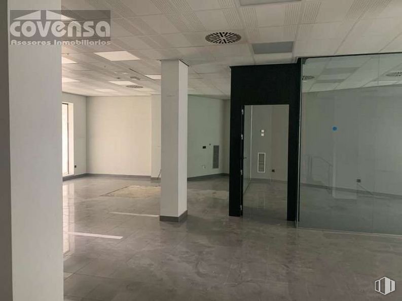 Local en alquiler y venta en Pasaje Guardia Civil, Sevilla la Nueva, Madrid, 28609 con accesorio, diseño de interiores, piso, suelo, propiedad material, material compuesto, pasillo, edificio, vidrio y techo alrededor