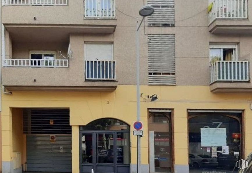 Local en venta en Jacinto Benavente, Villanueva de la Cañada, Madrid, 28691 con ventana, propiedad, accesorio, edificio, arquitectura, puerta, barrio, inmobiliario, fachada y madera alrededor