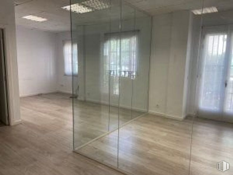 Oficina en alquiler en Calle Nieremberg, Chamartín, Madrid, 28002 con espejo, lámpara, accesorio, hall, madera, suelos, ventana, suelo, suelo laminado y madera dura alrededor