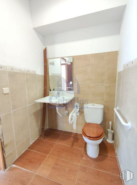 Retail for rent at Avenida Barcelona, Guadalajara, 19005 with toilet, brown, plumbing fixture, building, bathroom sink, bathroom, sink, toilet seat, purple and fixture around