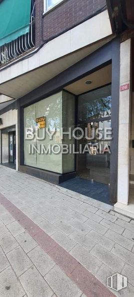 Retail for rent at Avenida Castilla La Mancha, Illescas, Toledo, 45200 with window, fixture, font, facade, road surface, city, glass, retail, sidewalk and building around