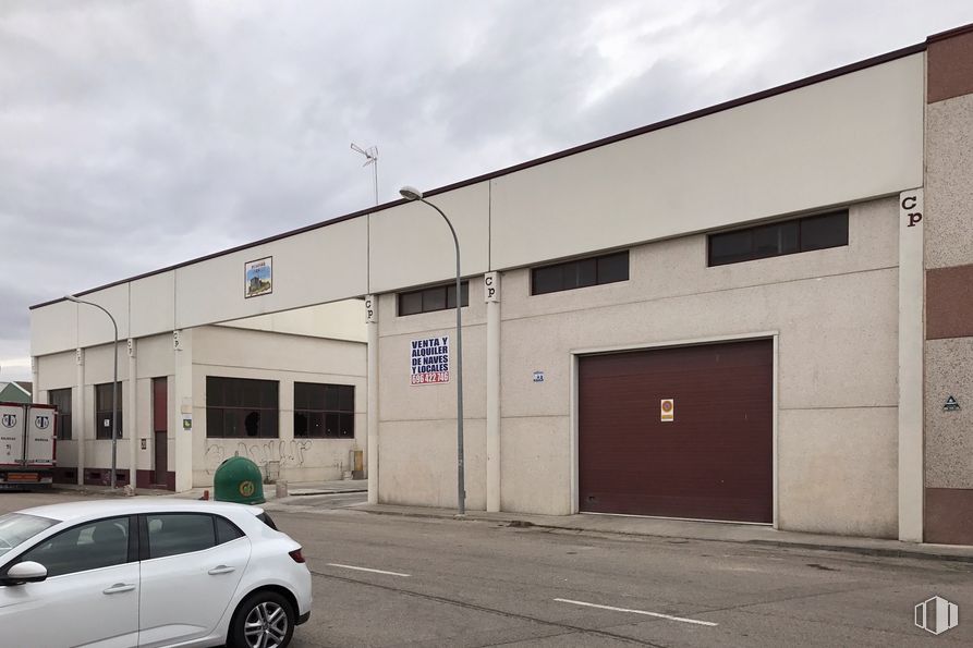 Industrial for sale at Calle Trillo, 2, Seseña, Toledo, 45223 with car, building, window, tire, sky, land vehicle, cloud, property, wheel and vehicle around