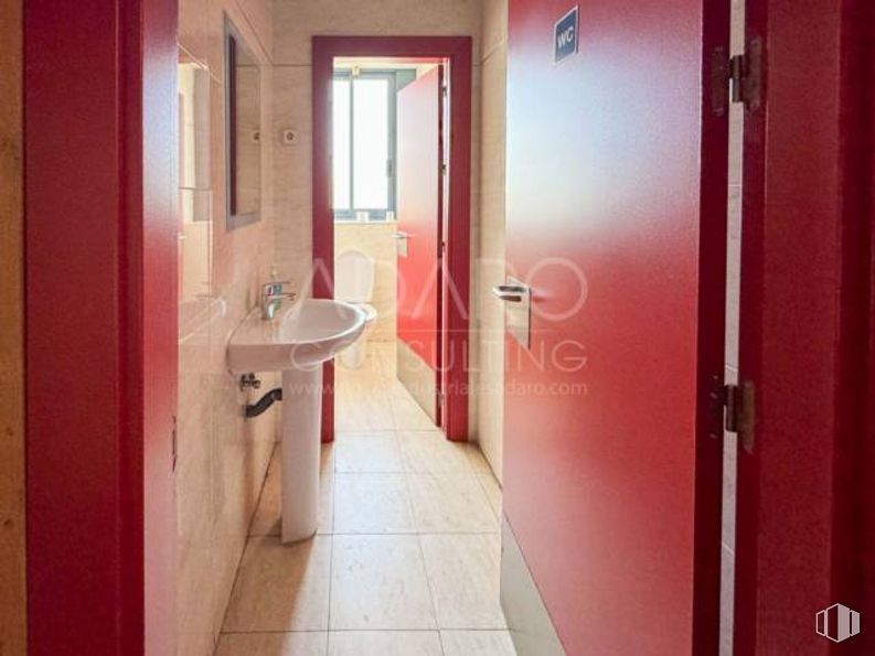 Industrial for rent at Zona industrial, Villaverde, Madrid, 28021 with sink, plumbing fixture, property, building, bathroom, tap, bathroom sink, fixture, wood and door around