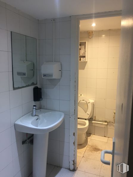 Local en alquiler y venta en Calle Arenal, Centro, Madrid, 28013 con inodoro, fregadero, grifo, lavabo de baño, accesorio de fontanería, propiedad, edificio, baño, asiento de inodoro y morado alrededor