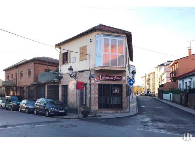 Local en alquiler en Calle Dos de Mayo, 22, Guadarrama, Madrid, 28440 con coche, casa, ventana, cielo, edificio, vehículo, rueda, neumático, modo de transporte y asfalto alrededor