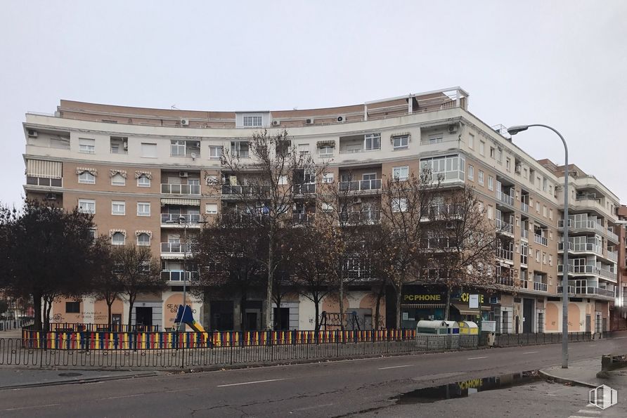 Retail for sale at Calle Calera, 26, Talavera de la Reina, Toledo, 45600 with building, window, sky, urban design, tree, condominium, street light, tower block, residential area and facade around