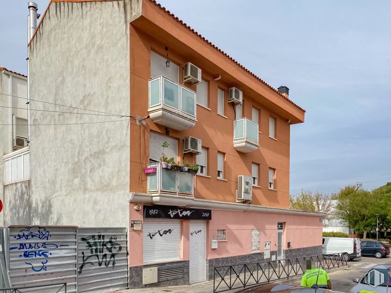 Local en alquiler y venta en Travesía de Federico García Lorca, 5, Mejorada del Campo, Madrid, 28840 con edificio, cielo, ventana, planta, árbol, condominio, diseño urbano, coche, casa y barrio alrededor