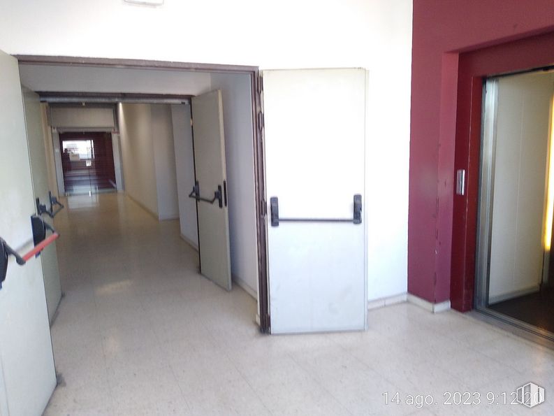 Oficina en venta en Avenida Marconi, Villaverde, Madrid, 28041 con puerta, edificio, accesorio, exterior del automóvil, suelo, suelos, puerta del vehículo, madera, casa y hall alrededor