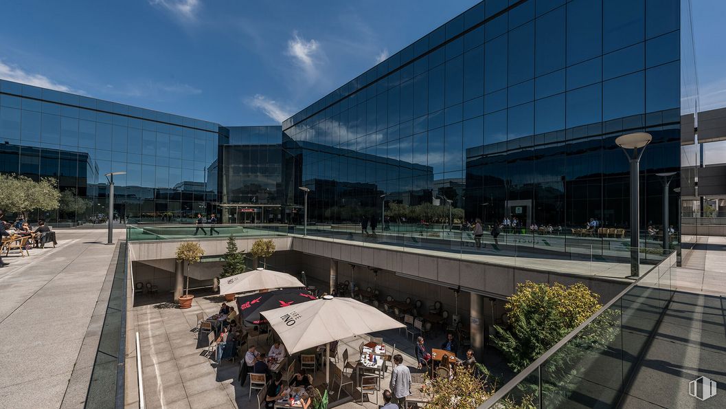 Oficina en alquiler en Paseo Club Deportivo, 1, Pozuelo de Alarcón, Madrid, 28223 con paraguas, edificio, cielo, tiempo de día, nube, infraestructura, arquitectura, diseño urbano, tienda y espacio publico alrededor