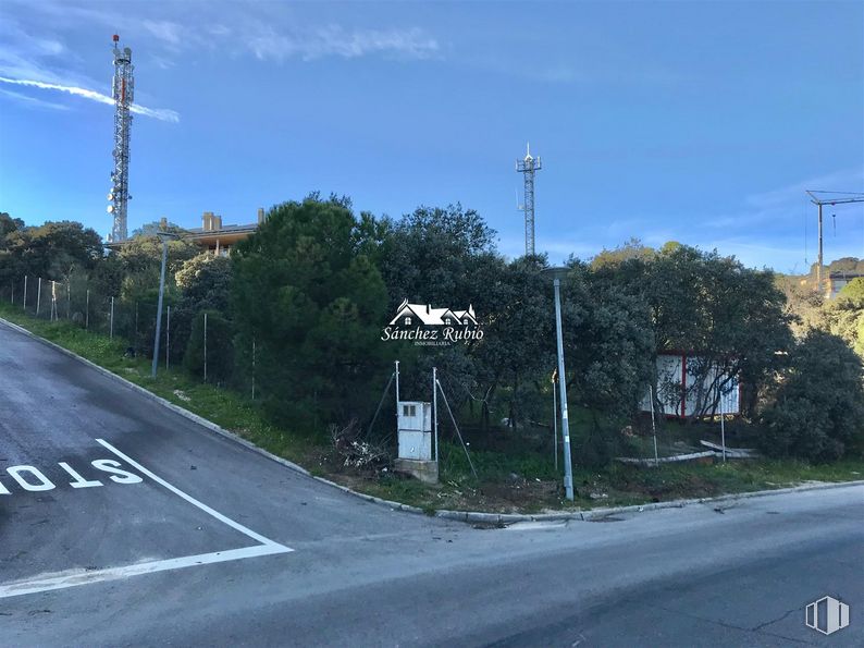 Land for sale at Calle Gerifalte, Las Rozas de Madrid, Madrid, 28230 with sky, plant, cloud, street light, road surface, tree, asphalt, thoroughfare, slope and overhead power line around