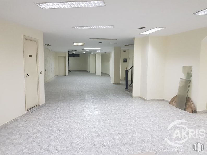 Retail for sale & for rent at Paseo Santa María de la Cabeza, Arganzuela, Madrid, 28019 with light fixture, lighting, fixture, floor, flooring, hall, ceiling, apartment, door and room around