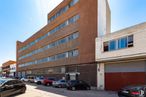 Industrial for sale at Calle Impresores, 36, Getafe, Madrid, 28906 with car, window, building, automotive parking light, wheel, land vehicle, sky, tire, vehicle and architecture around