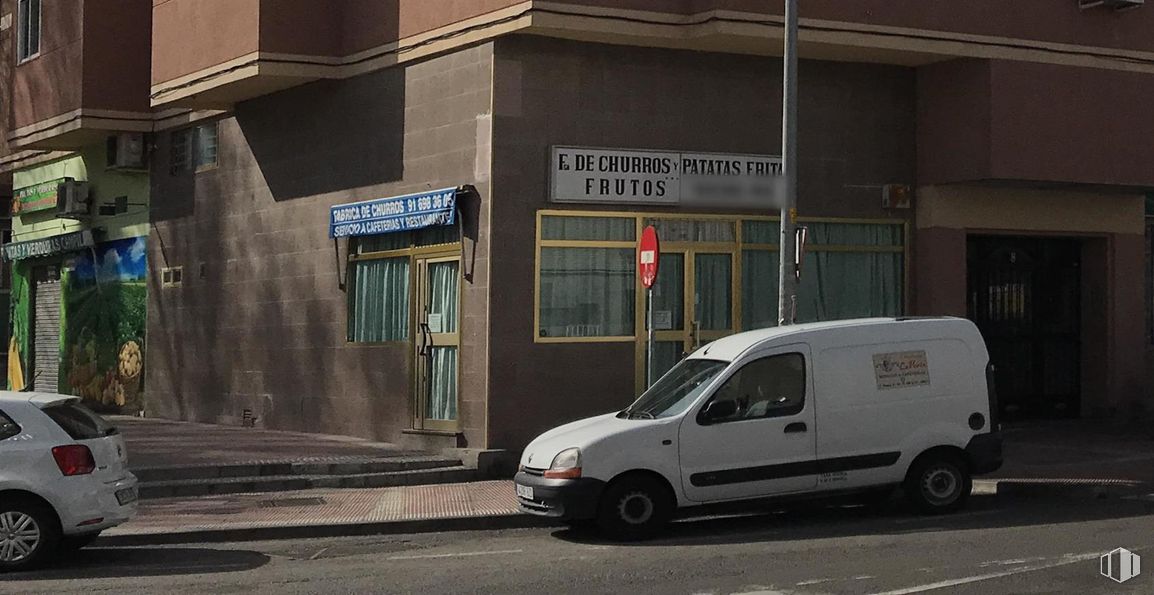 Retail for sale at Calle Burgos, Parla, Madrid, 28980 with car, van, wheel, tire, door, concrete, sidewalk, automotive tail & brake light, light commercial vehicle and executive car around