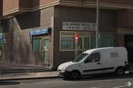 Retail for sale at Calle Burgos, Parla, Madrid, 28980 with car, van, wheel, tire, door, concrete, sidewalk, automotive tail & brake light, light commercial vehicle and executive car around