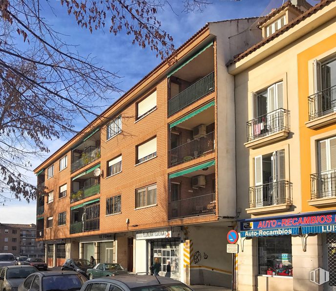 Retail for sale at Calle Abastos, 7, Aranjuez, Madrid, 28300 with building, car, sky, window, property, wheel, tire, urban design, vehicle and condominium around