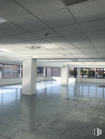 Office for rent at Avenida San Máximo, 11, Usera, Madrid, 28041 with fixture, building, floor, flooring, metropolitan area, ceiling, glass, city, composite material and hall around