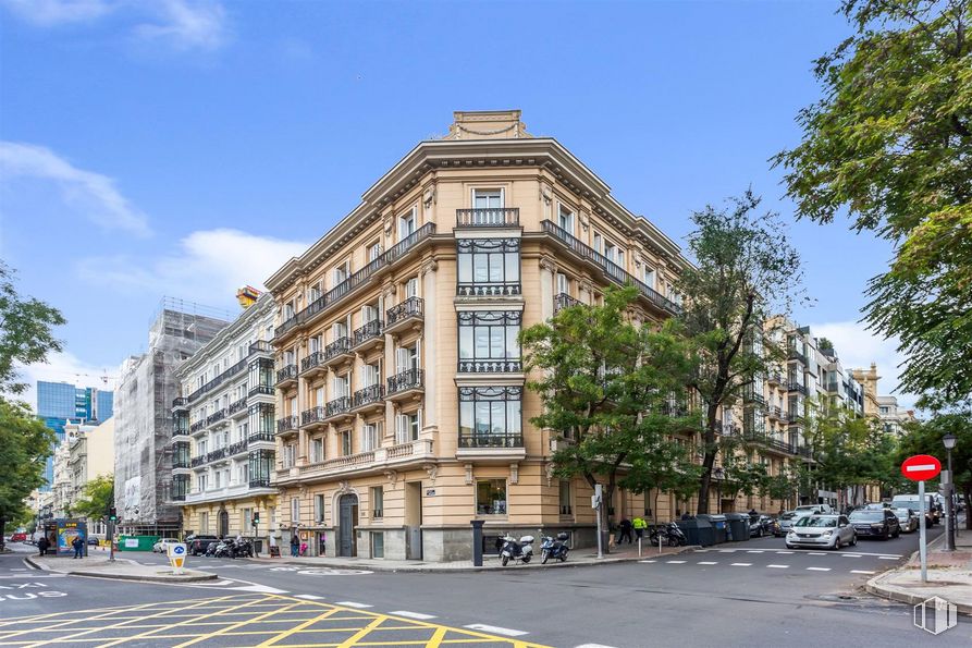 Oficina en alquiler en Paseo Castellana, Chamberí, Madrid, 28010 con edificio, cielo, nube, coche, rueda, árbol, ventana, diseño urbano, condominio y zona residencial alrededor