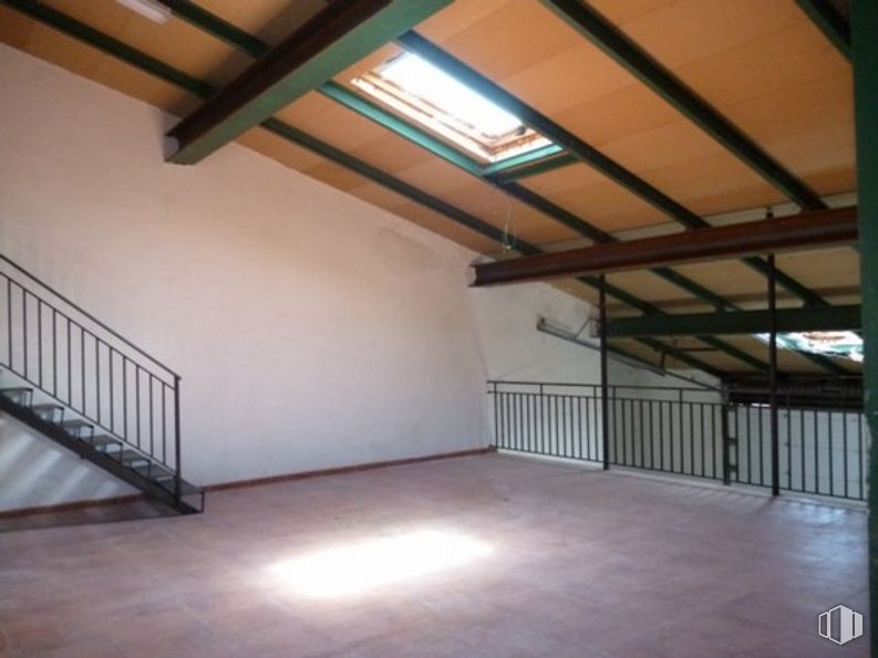 Office for sale at Calle Teniente Eloy Muro, El Casar de Escalona, Toledo, 45542 with window, wood, hall, floor, flooring, beam, fixture, real estate, ceiling and hardwood around