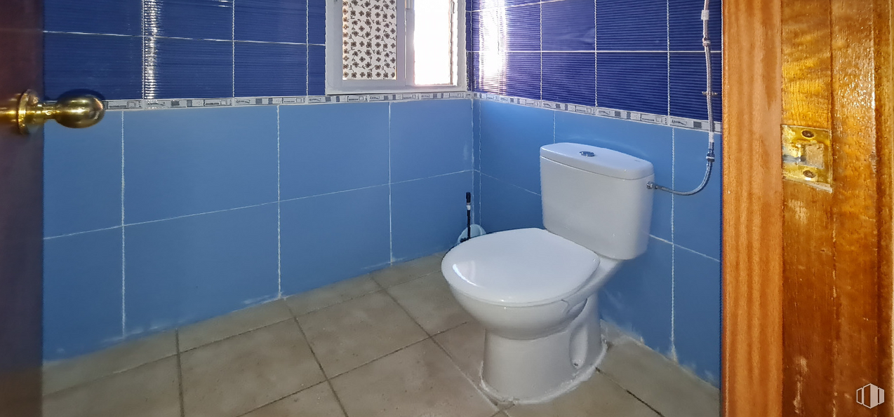 Retail for sale & for rent at Calle Lagartera, Escalona, Toledo, 45910 with toilet, window blind, toilet seat, blue, plumbing fixture, bathroom, purple, flooring, floor and plumbing around