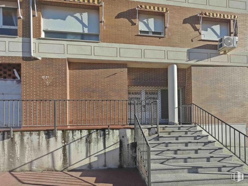 Retail for sale at Calle Mártires, 18, Boadilla del Monte, Madrid, 28660 with window, building, wood, stairs, neighbourhood, brickwork, door, urban design, brick and material property around