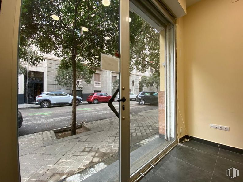 Retail for sale at Calle Padilla, Salamanca, Madrid, 28006 with car, tire, wheel, property, plant, window, building, vehicle, fixture and door around