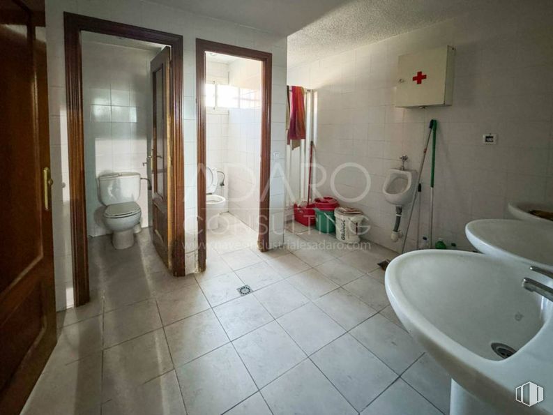 Industrial for sale at Calle Almería, Humanes de Madrid, Madrid, 28970 with toilet, sink, flooring, floor, ceiling, bicycle frame, tile flooring, plumbing fixture, bicycle handlebar and bicycle tire around