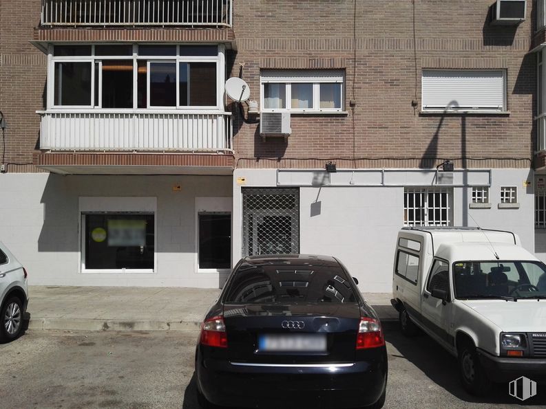 Retail for sale at Calle Honduras, 4, Coslada, Madrid, 28820 with car, van, window, wheel, building, license plate, automotive parking light, tire, land vehicle and automotive side marker light around