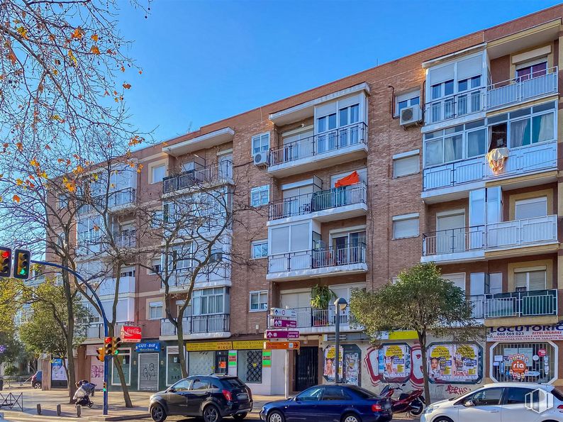 Retail for sale at Avenida Doctor Mendiguchía Carric, 25, Leganés, Madrid, 28913 with car, building, tire, wheel, sky, land vehicle, window, vehicle, architecture and tree around