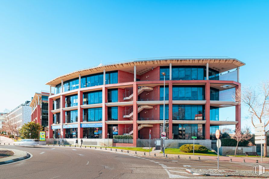 Oficina en alquiler en Avenida Bruselas, 16, Alcobendas, Madrid, 28108 con edificio, cielo, planta, diseño urbano, árbol, bloque de torre, condominio, edificio comercial, fachada y bienes raíces alrededor